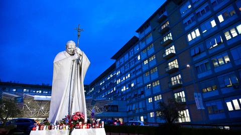 Papież Franciszek pozostaje w szpitalu