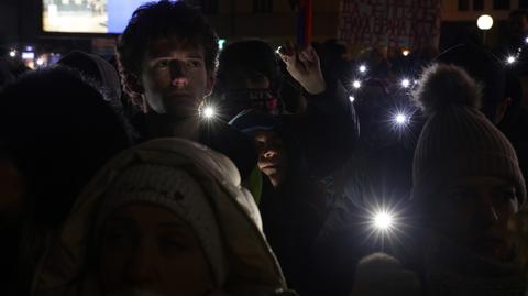 Tysiące protestujących na ulicach serbskiego miasta Kragujavac.  Nagranie z 16 lutego 