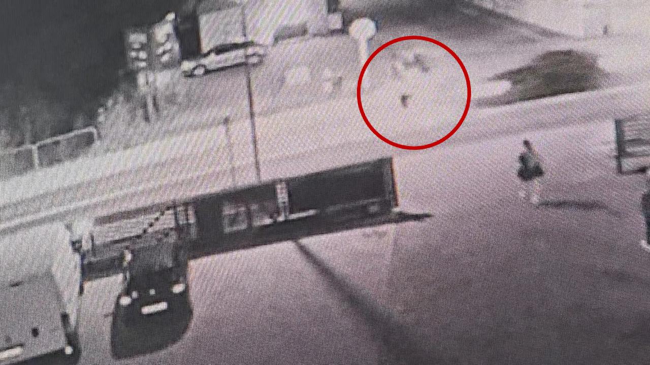 Przebiegali nocą przez jezdnię, 15-latka nie zdążyła. Nagranie
