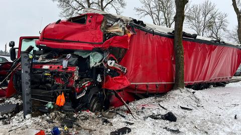 Ciężarówka wypadła z drogi i uderzyła w drzewo pod Kielcami. Kabina została zmiażdżona