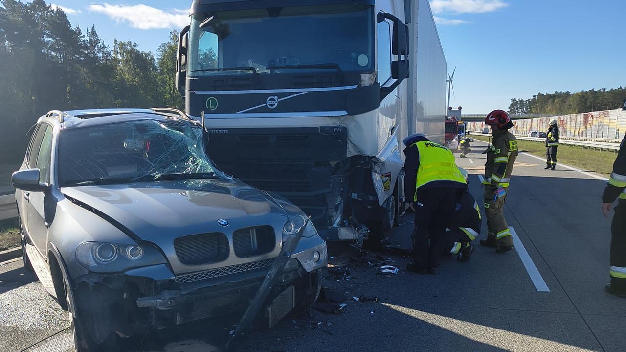 Zatrzymał się, bo złapał "kapcia". W jego auto uderzyła ciężarówka