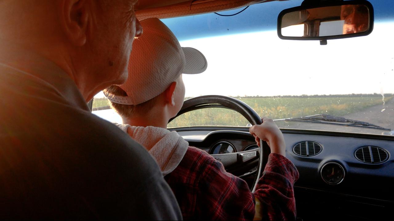 Dziewięciolatek za kierownicą na kolanach 45-latka. Interwencja policji na autostradzie