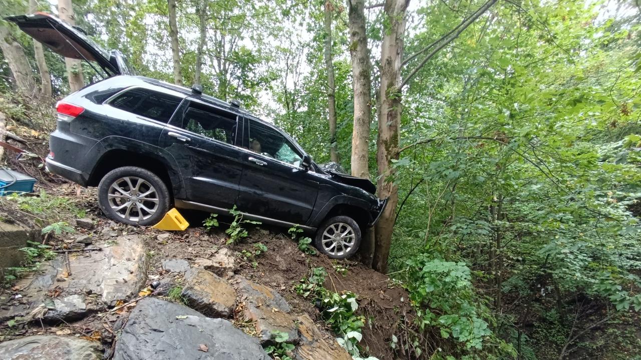 Samochód stoczył się ze skarpy i uderzył w drzewo. Ranny kierowca