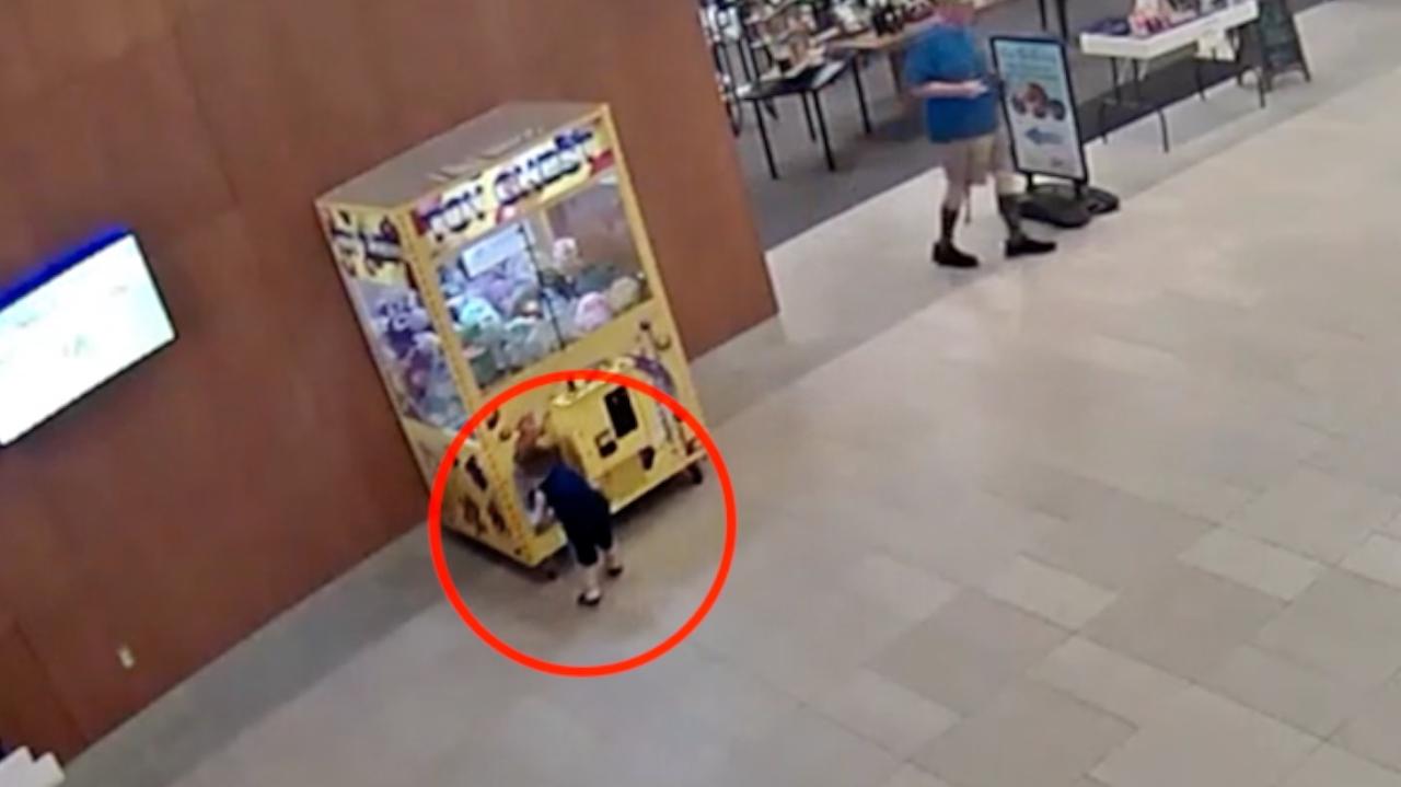 Dziecko utknęło w automacie z maskotkami