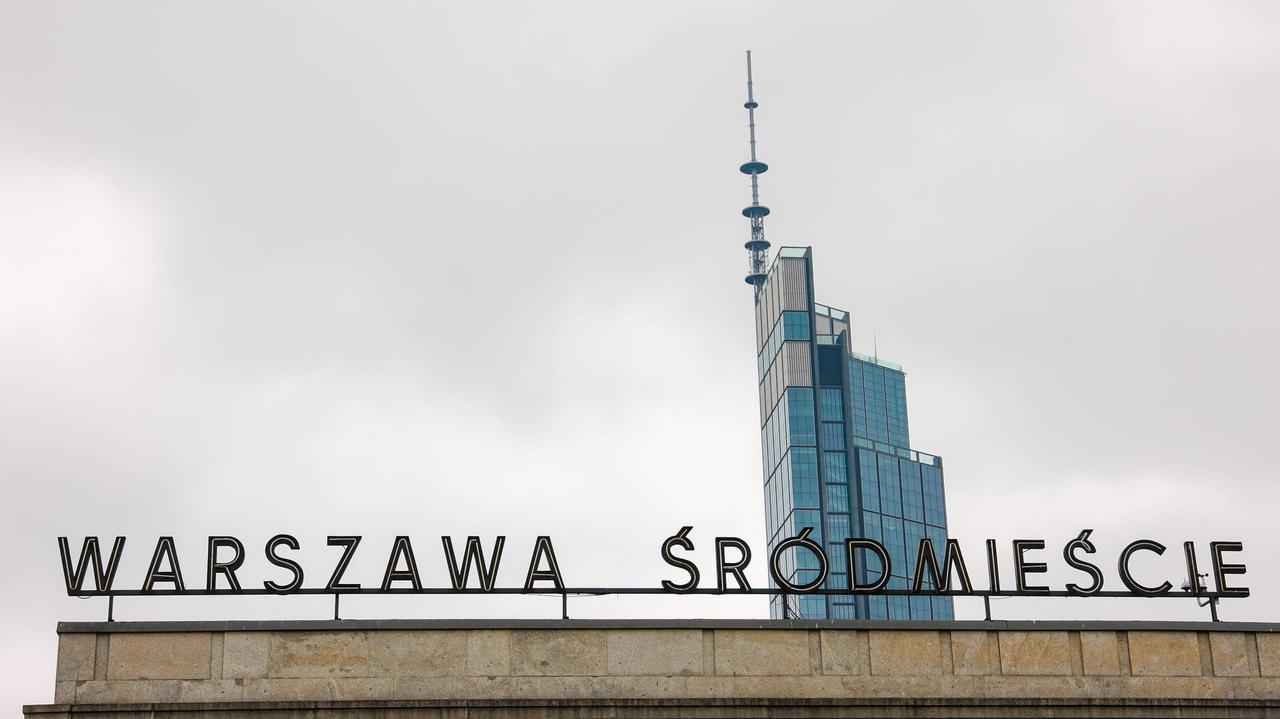 Awaria prądu na stacji Warszawa Śródmieście. Pociągi ją omijają
