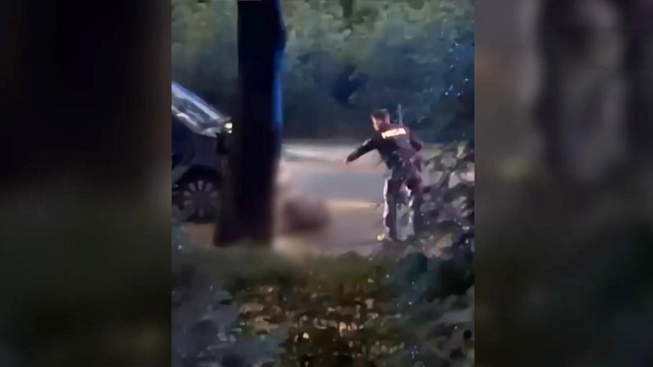 Szarżował z maczetą prosto na policjantów. Padły strzały. Nie żyje. Nagranie