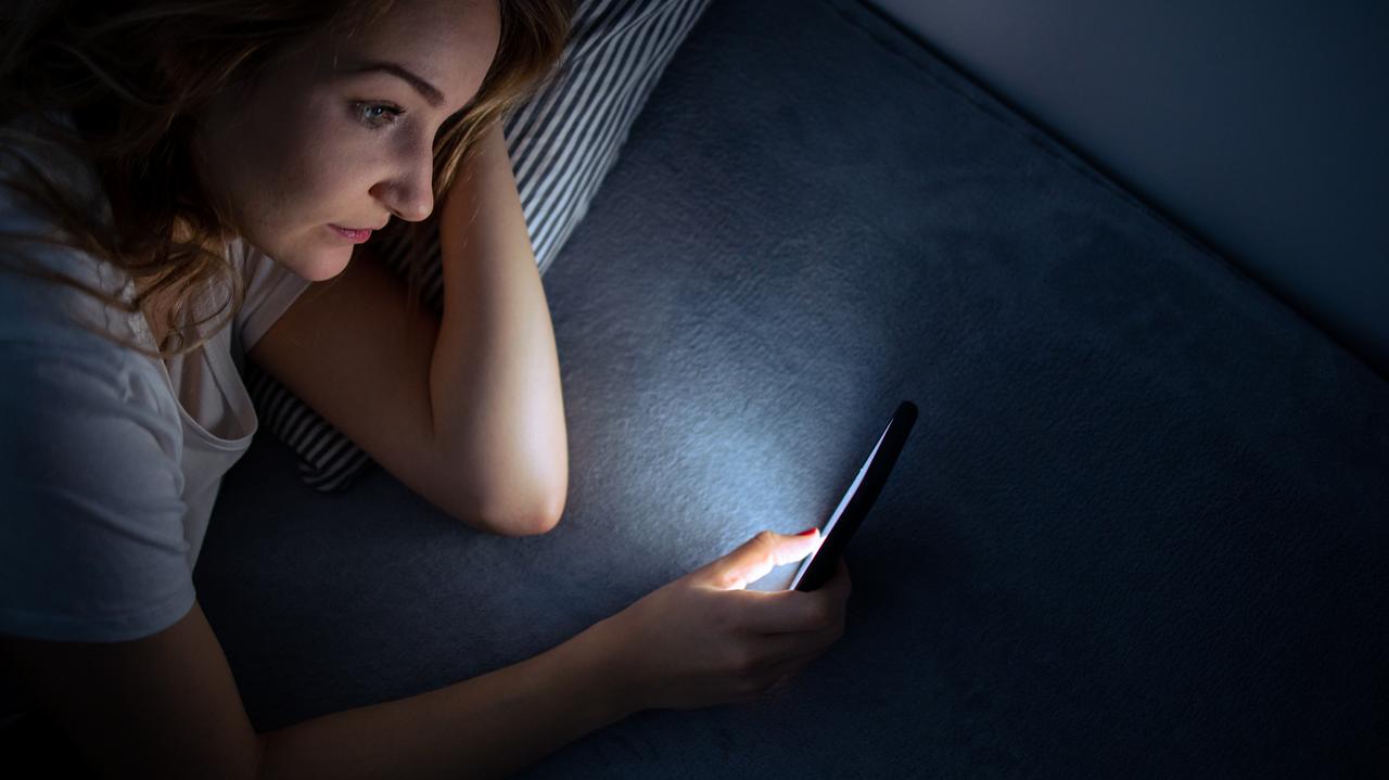 Za dużo światła, za mało snu. Jak nocne oświetlenie zwiększa ryzyko zawału?