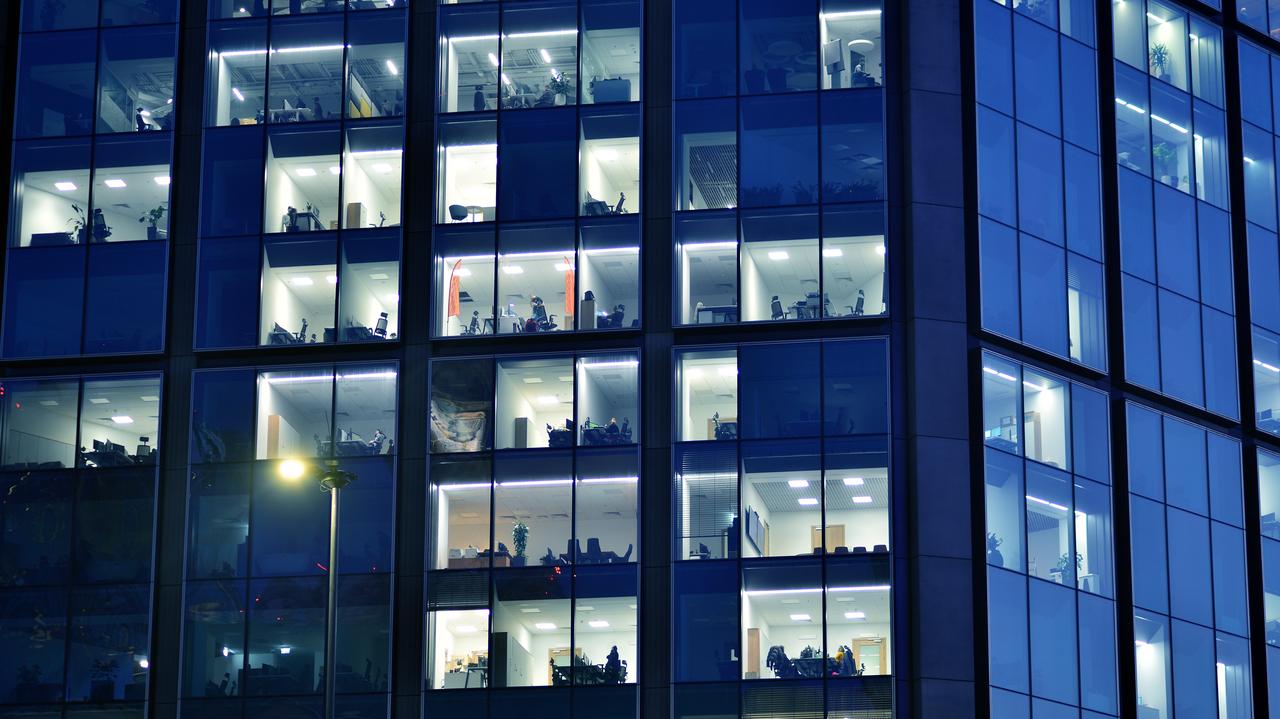 "Dłuższa dniówka" dla części osób. Inspekcja pracy komentuje