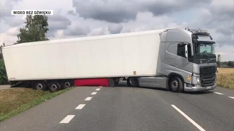 Ciężarówka zablokowała DK50