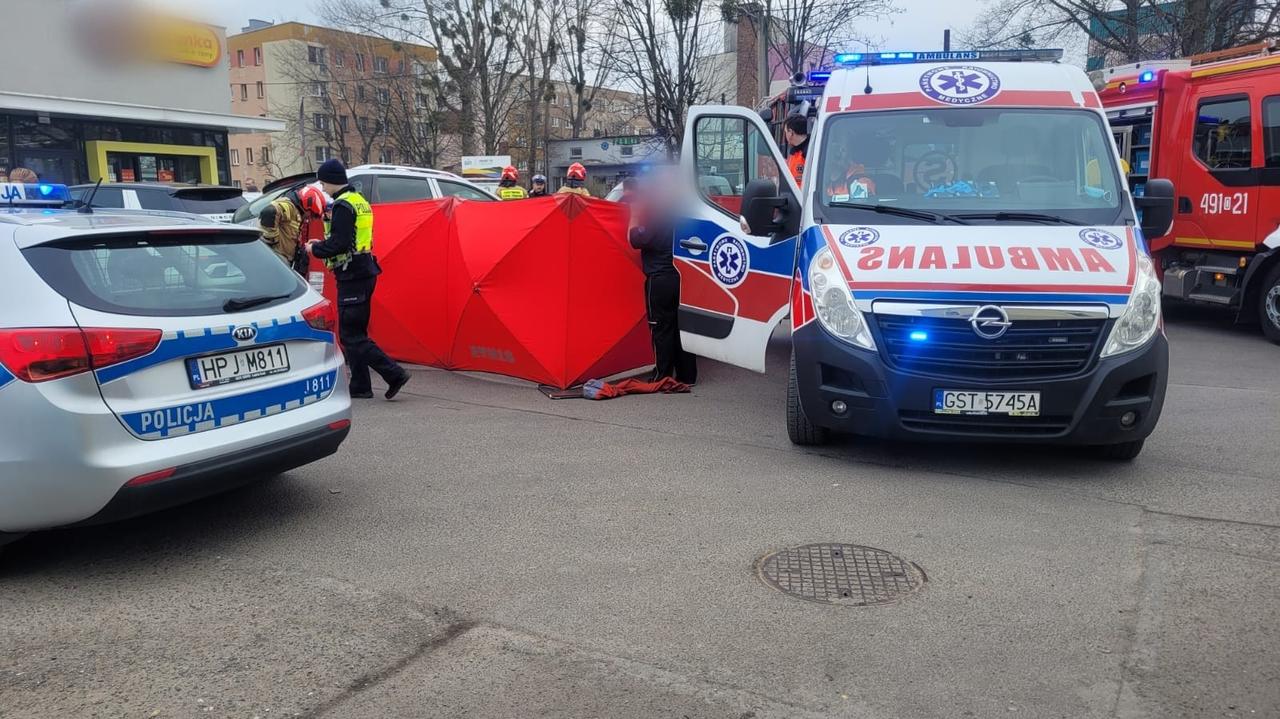 Kobieta upadła na parkingu. Przejechał ją samochód