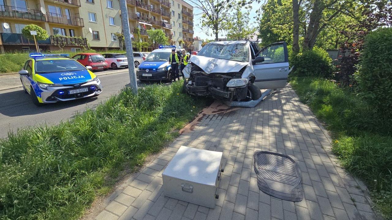 Jechał na zakazie, uciekając przed policją staranował latarnie