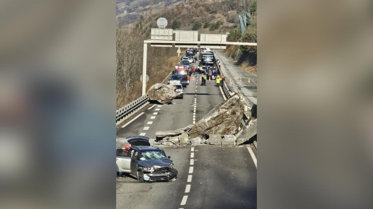 Ogromne głazy spadły na autostradę, ponad tysiąc osób utknęło na noc