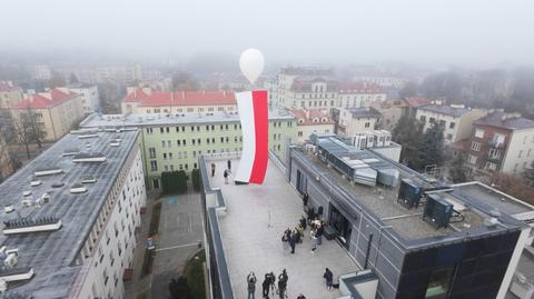 Balon stratosferyczny wyniósł nad miasto biało-czerwoną flagę