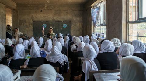 Afgańskie dziewczęta bywają atakowane za naukę szkolną