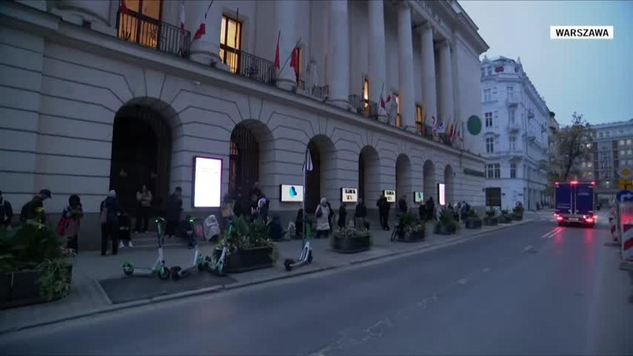 Siedzą w śpiworach od 2.30, pracują zdalnie z krawężników. Liczą na "wejściówki" na Konkurs Chopinowski