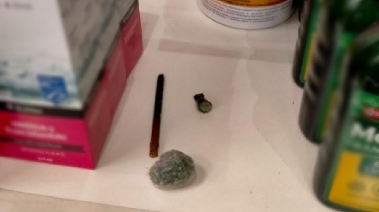 Przeszedł w niedozwolonym miejscu, w aptece zostawił narkotyki