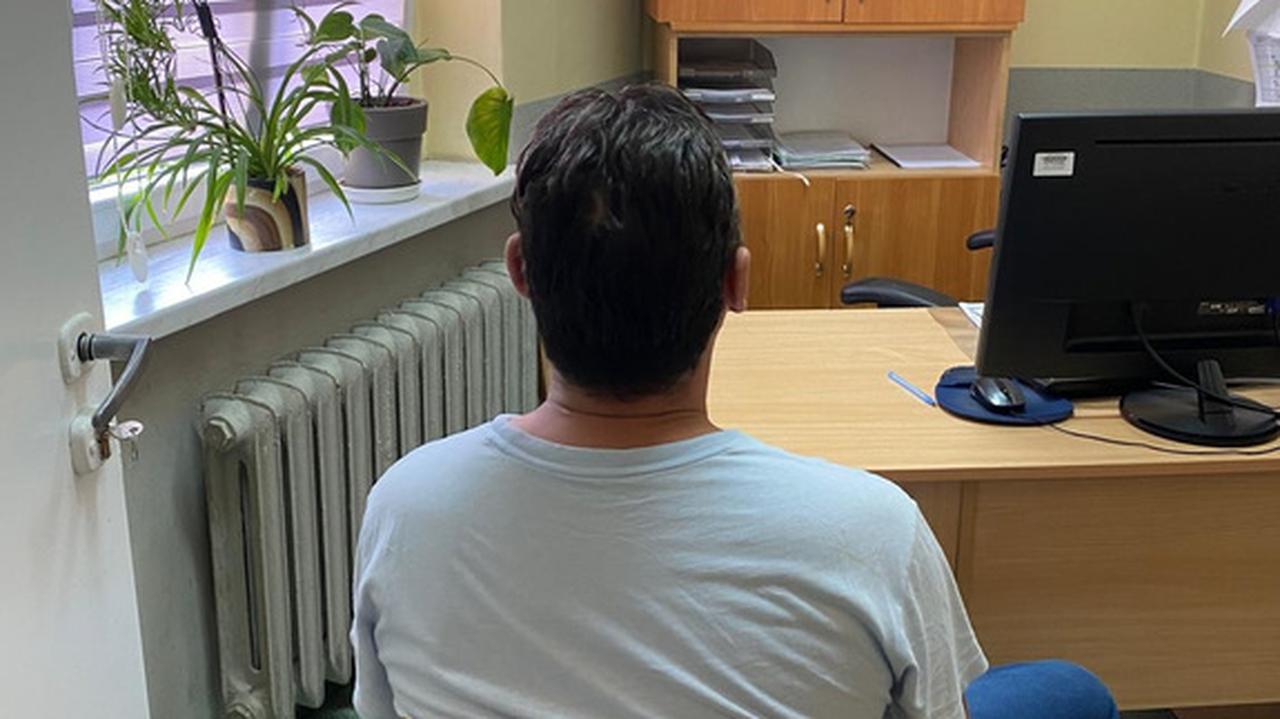 Policjanci zobaczyli jak kobieta podaje przez płot reklamówkę. W środku było 59 tys. złotych