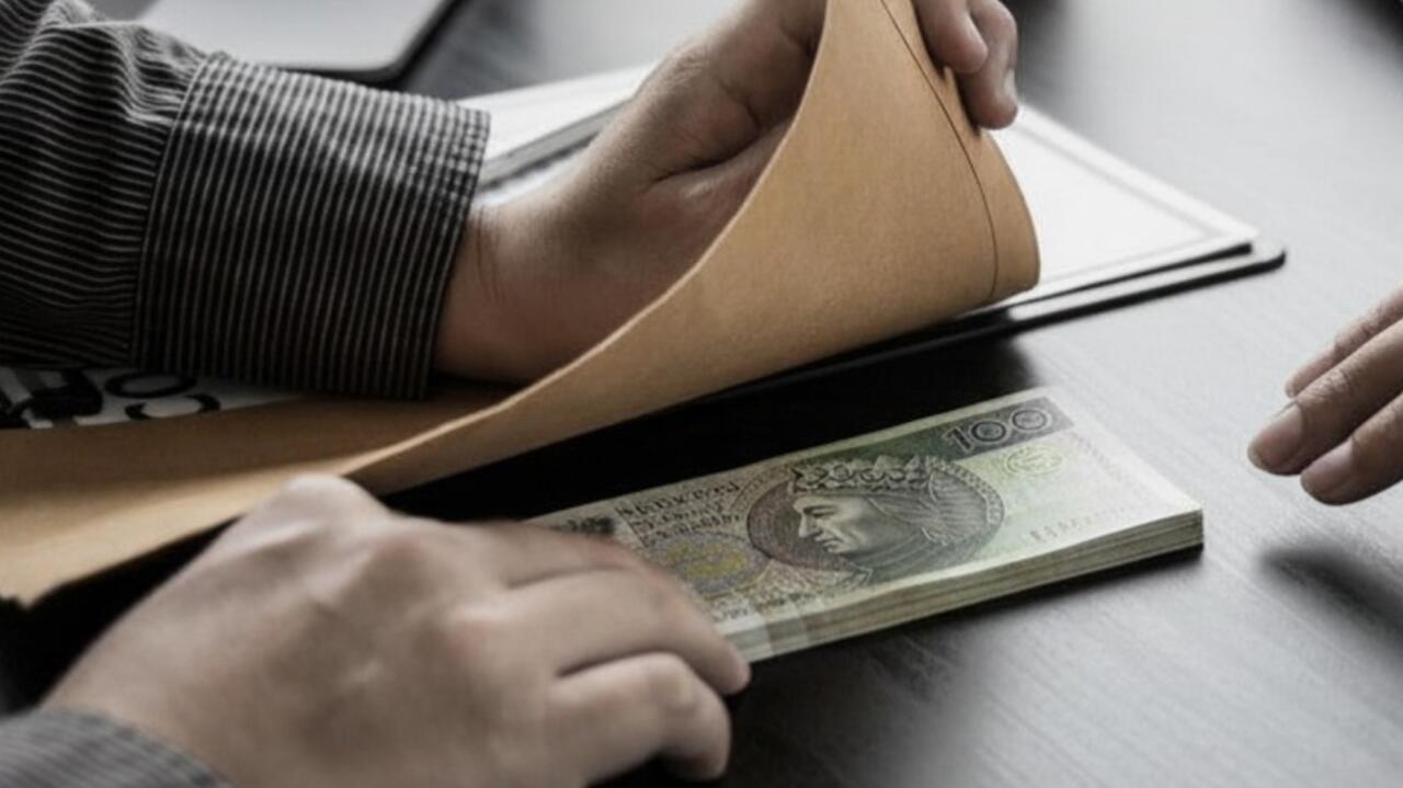 Liczyli na przyspieszenie decyzji. Złapali ich na wręczaniu łapówki