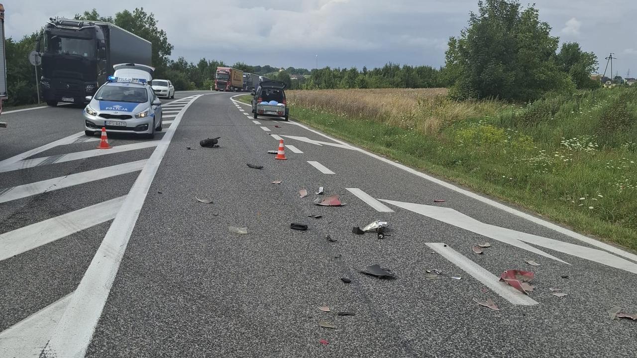 Zderzenie samochodu i skutera. Jedna osoba nie żyje