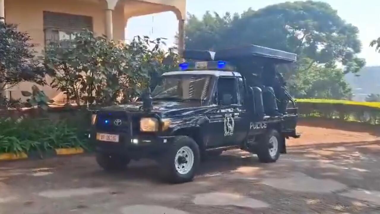 Uzbrojeni w łuki i maczety napastnicy zaatakowali policję