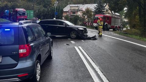 Izbica. Czołowe zderzenie auta z ciężarówką. Do szpitala przewieziono roczne i czteroletnie dziecko 