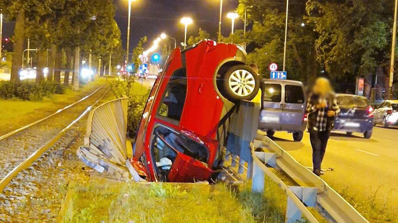 Samochód między barierami nad kanałem w Łodzi