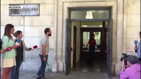 Członek grupy "La Manada" opuszcza gmach sądu w Sewilli (czerwiec 2019)