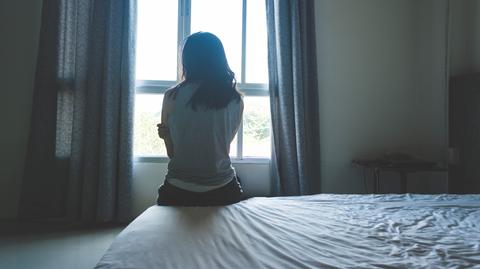 kobieta smutek molestowanie shutterstock_735366892