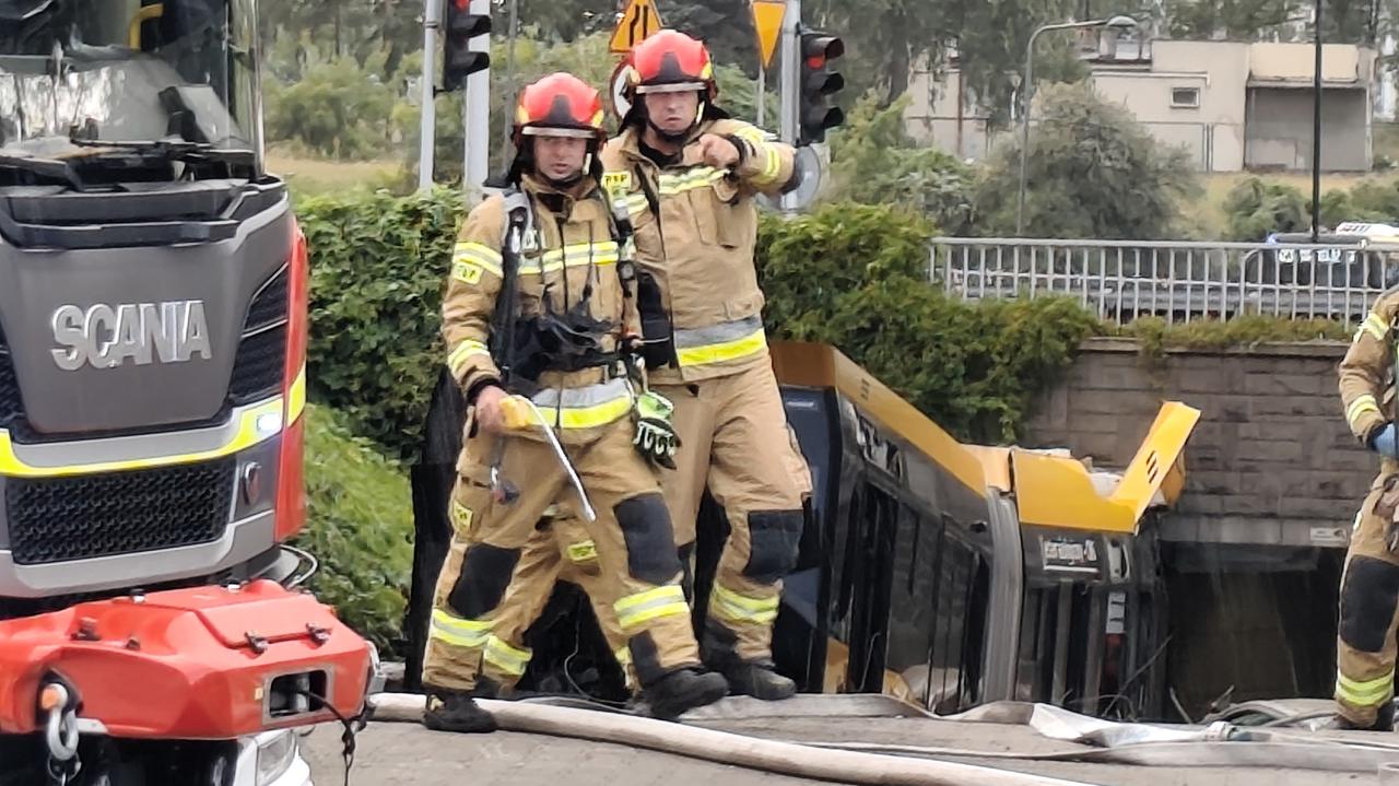 Autobus wjechał w przejście podziemne, są ranni