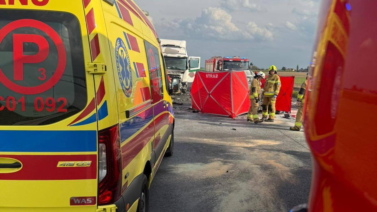 Zjechał na przeciwległy pas, czołowo zderzył się z ciężarówką. Nie żyje