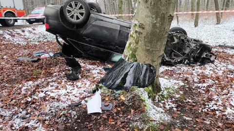 Mężczyzna dachował, kierowca i pasażer uciekli z miejsca wypadku