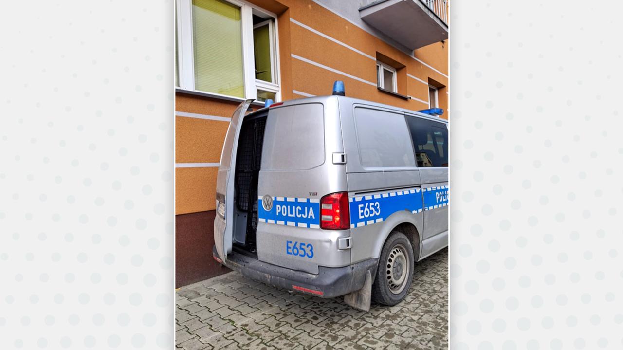 Po dachu radiowozu weszli do mieszkania, uratowali dwie kobiety