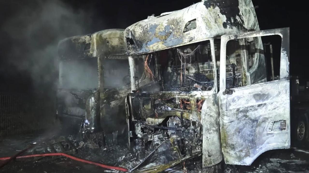 Spłonęły trzy ciężarówki, pięć naczep i kombajn