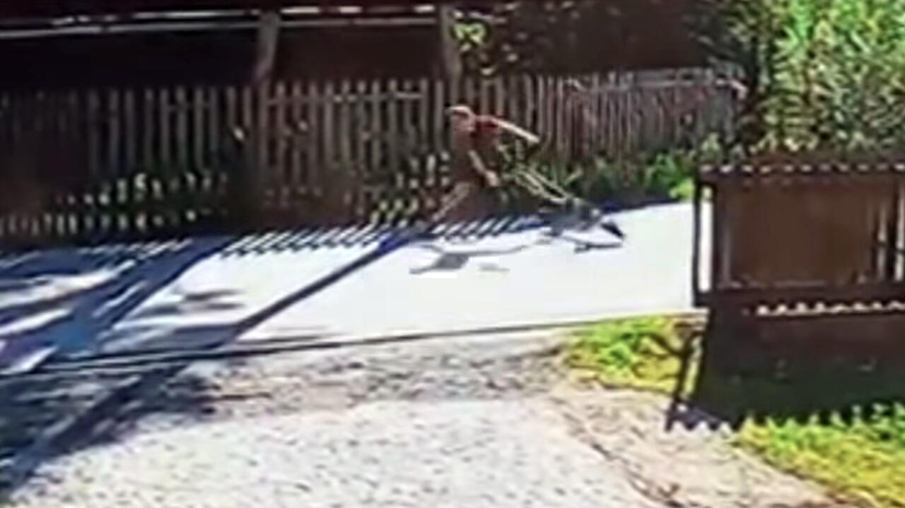 11-latek spadł z hulajnogi i sunął po asfalcie. Nagranie i apel