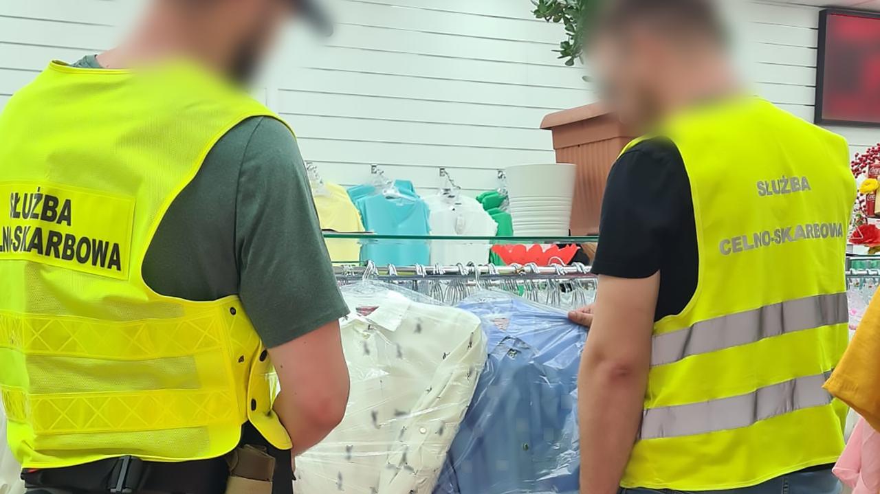 Nielegalne automaty, podrobiona odzież, papierosy bez akcyzy i mandaty na 300 tysięcy złotych