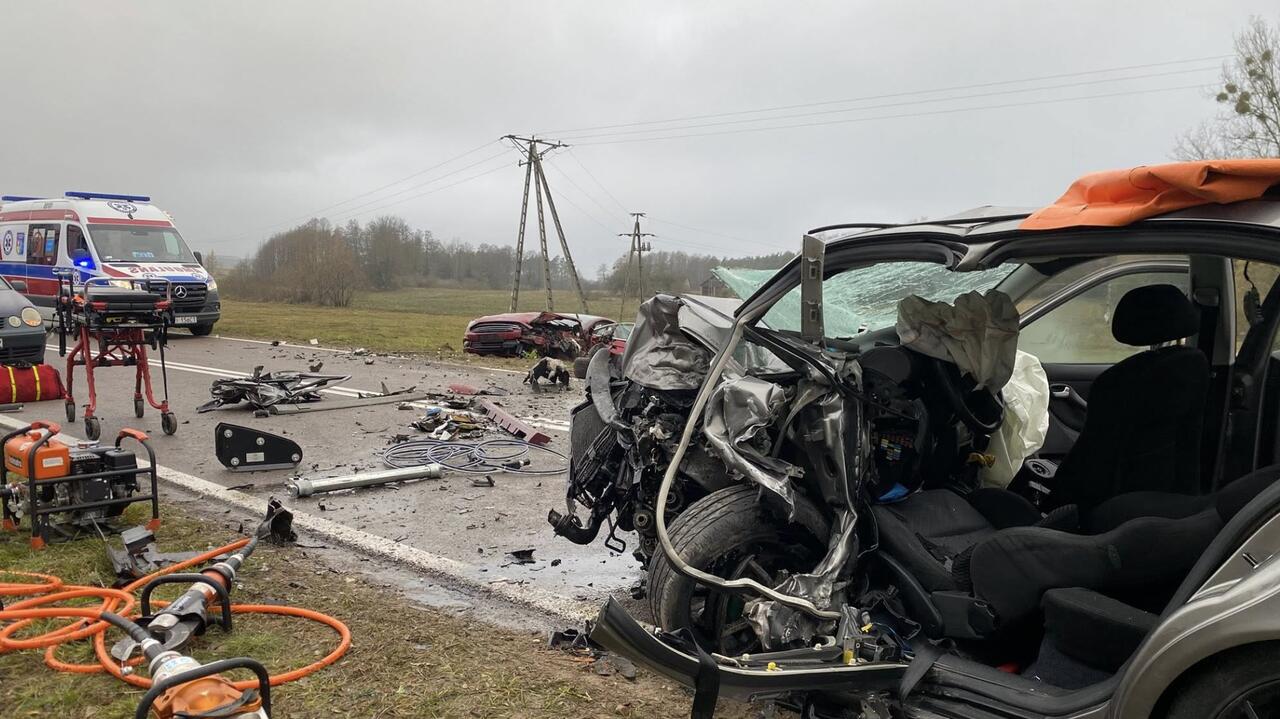 Czołowe zderzenie, dwie osoby ranne