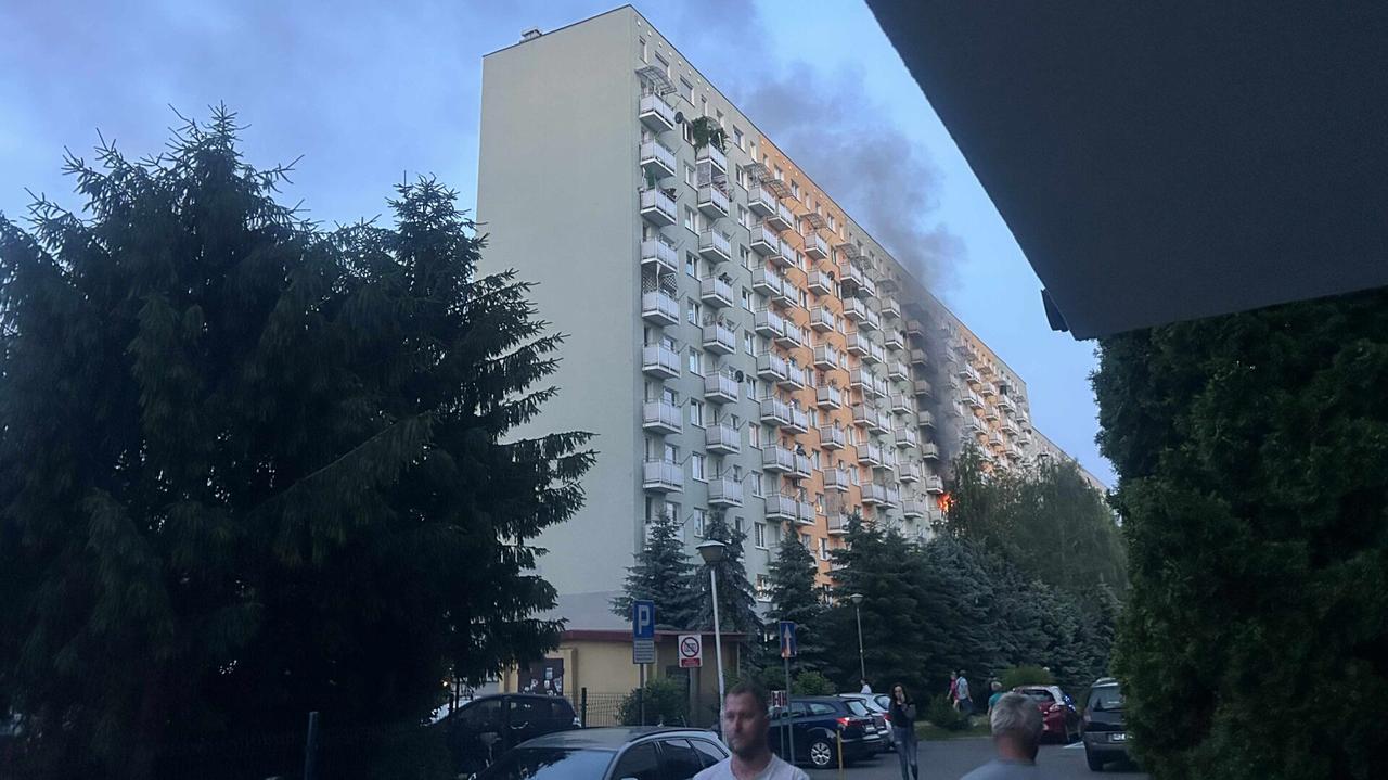 Pożar bloku w Rzeszowie. Ludzie uwięzieni w budynku