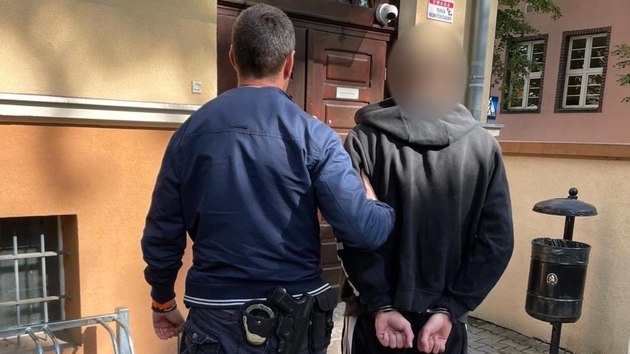 Bili, dusili, grozili śmiercią. Ofiara uciekła z jadącego auta