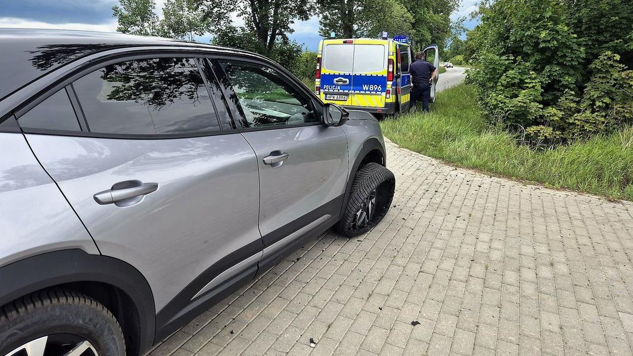 Na rondzie uszkodził oponę i pojechał dalej. Inni kierowcy powiadomili policję i ruszyli za nim