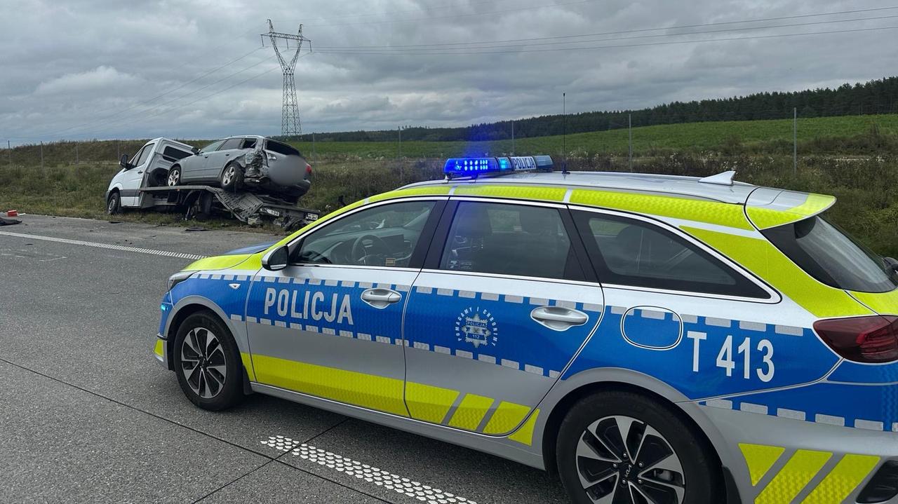 Bus wjechał lawetą, nie żyje mężczyzna