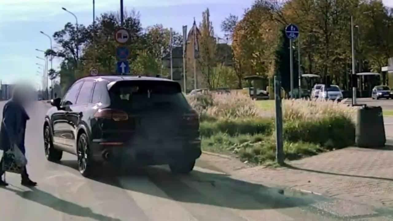 Nagle pojawiło się czarne porsche, przemknęło tuż obok pieszej