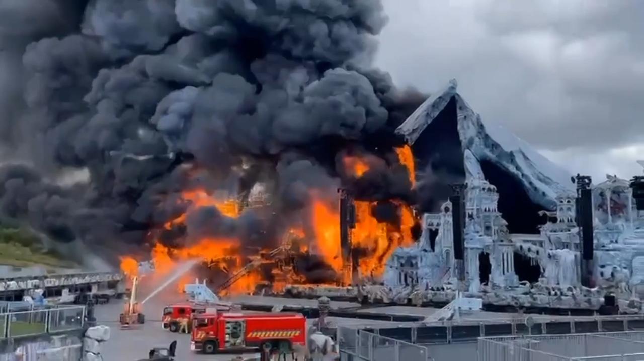 Pożar festiwalowej sceny. Strażacy na miejscu, ostrzeżenie dla mieszkańców