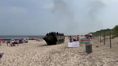 Pojazd opancerzony na plaży w Dziwnowie