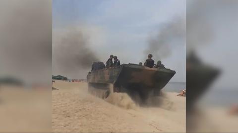 Dwa pojazdy opancerzone przejechały między ludźmi, po plaży w Dziwnowie (Zachodniopomorskie)