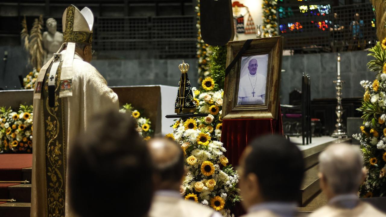 Kardynałowie zmierzają do Watykanu, we wtorek kongregacja po śmierci papieża
