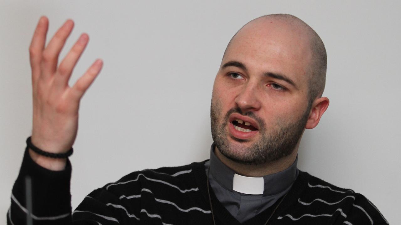 Od uzdrawiania salcesonem do zarzutów o pranie pieniędzy. Kim jest szaman Michał Olszewski?