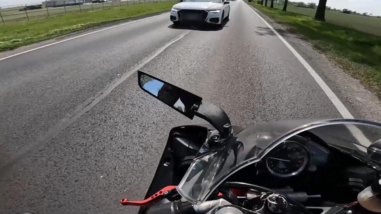 O włos od tragedii. Kluczowa reakcja motocyklisty. Nagranie