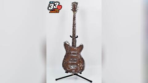 Metalowa gitara z podpisami muzyków zespołu Luxtorpeda
