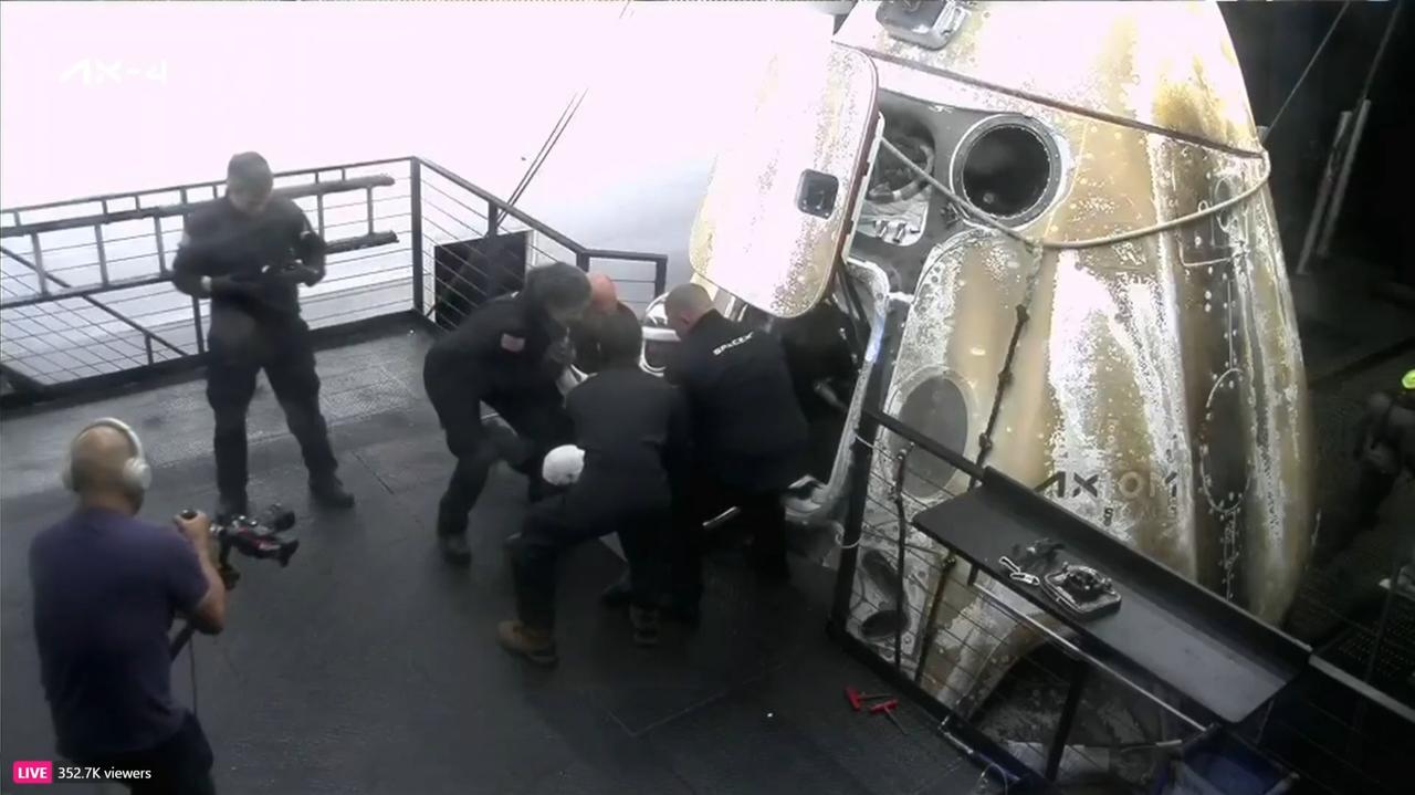 Polski astronauta wylądował. 