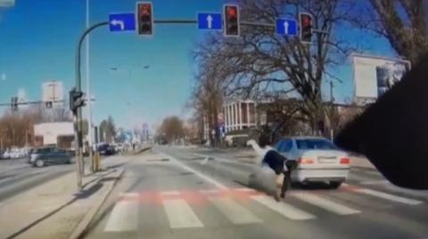 Przejechał na czerwonym świetle, potrącił kobietę. Od początku roku był pozbawiony prawa jazdy (wideo bez dźwięku)